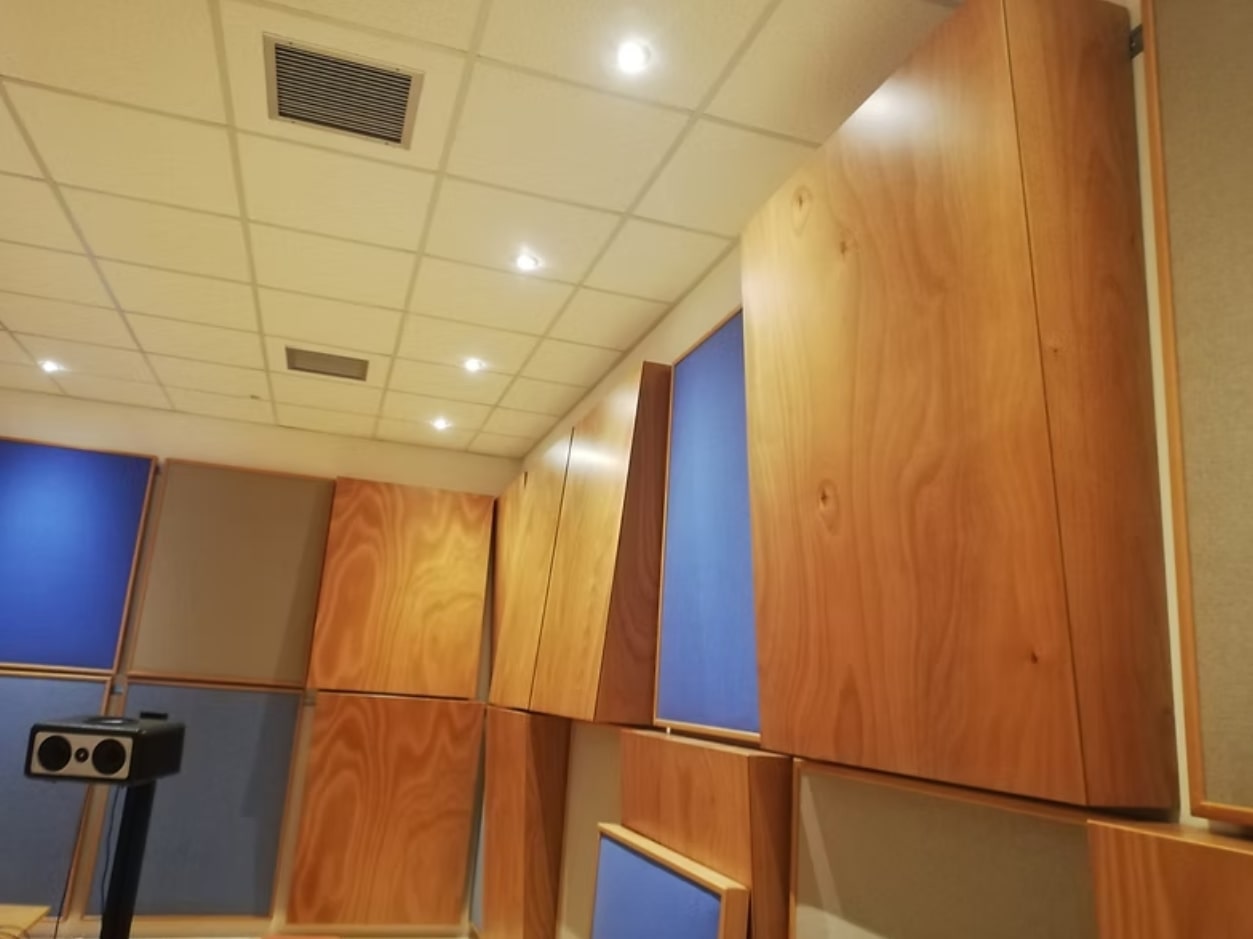 Studio with absorbers